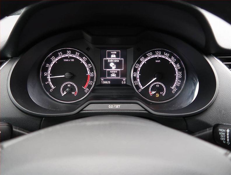 Škoda Octavia (2019) 1.6 TDI, Tempomat - fotka 11 z 15
