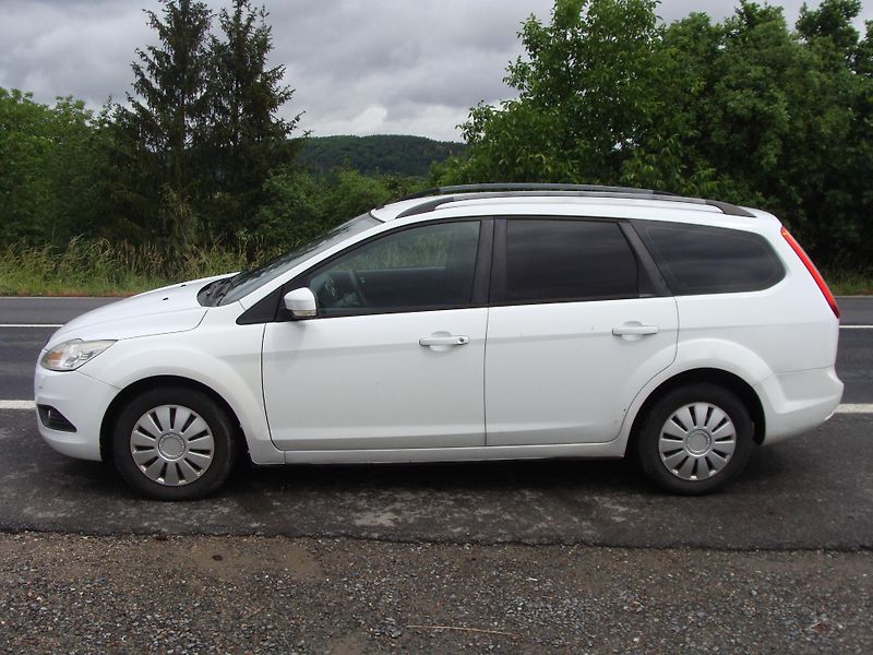 Ford Focus 1.6i, 74 kW, klimatizace - fotka 2 z 24