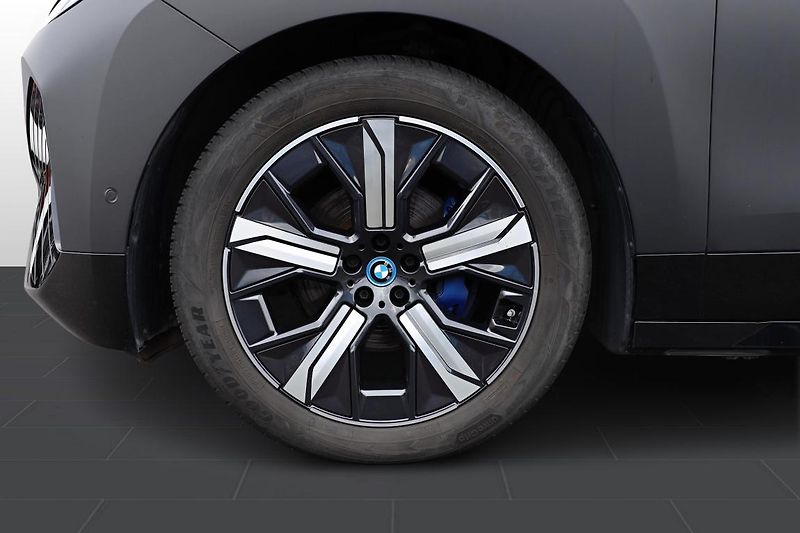 BMW iX xDrive40 - fotka 7 z 17