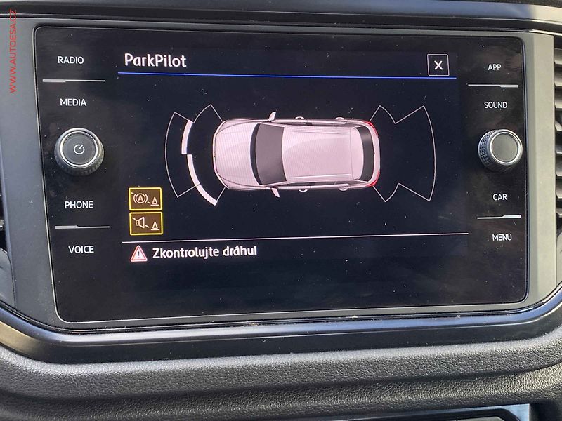 Volkswagen T-Roc (2020) 1.0 TSi, ČR, AC, TZ, park - fotka 15 z 16