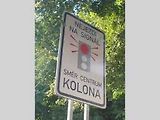 Dobrá, při nekonečném stání na červené může někomu dojít trpělivost anebo ho může napadnout, že se snad porouchal semafor. Přesto nám ale značka „nejezdi na červenou“ přijde jako vtipná… a možná i vlastně docela smutná.