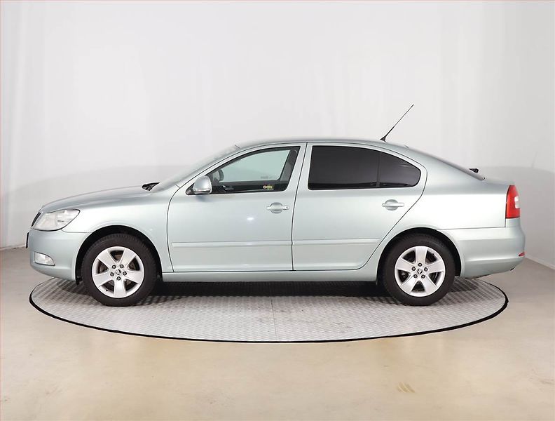 Škoda Octavia (2010) 1.2 TSI, Navi, Tempomat - fotka 3 z 16