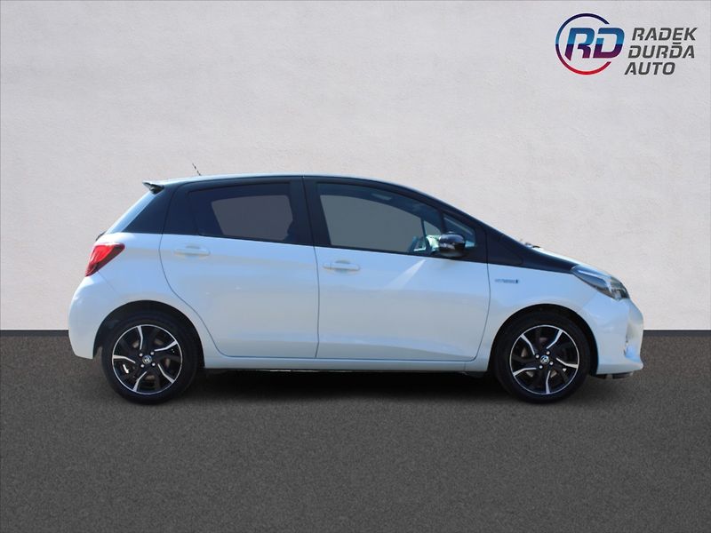 Toyota Yaris 1,5 HYBRID  ČR,A/T,SELECTION - fotka 4 z 31