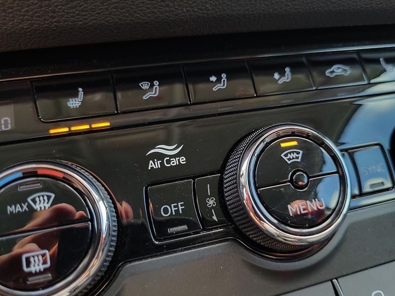 Škoda Karoq 2.0 TDi 85kW DSG AMBITION *ČR - fotka 14 z 43