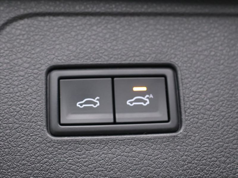 Volkswagen Passat 2,0 TDI 140kW CZ R-line DPH - fotka 10 z 31