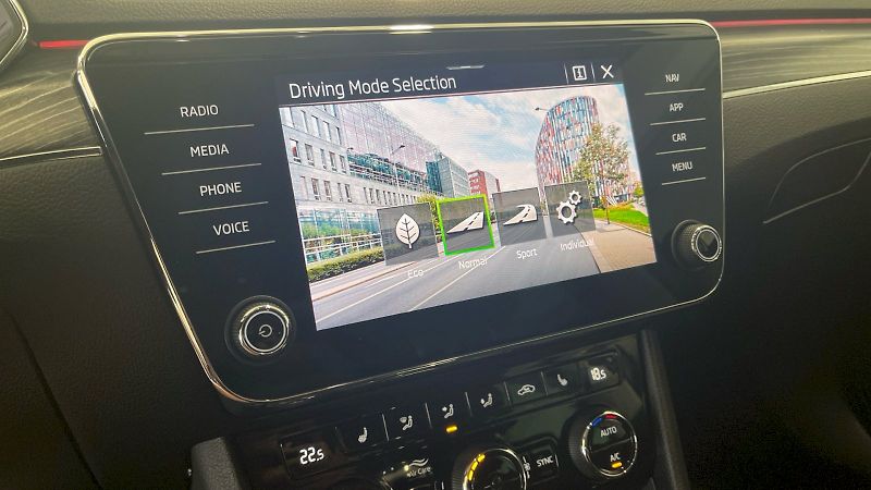 Škoda Superb (2024) Style 2.0TSI 140kW  DSG - fotka 27 z 33