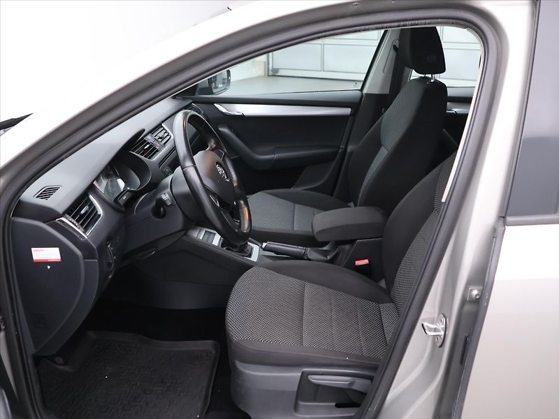 Škoda Octavia 1,6 TDI Ambition Klima CZ - fotka 11 z 32