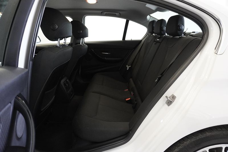 BMW Řada 3 320i 135kW AUTOMAT - fotka 23 z 27