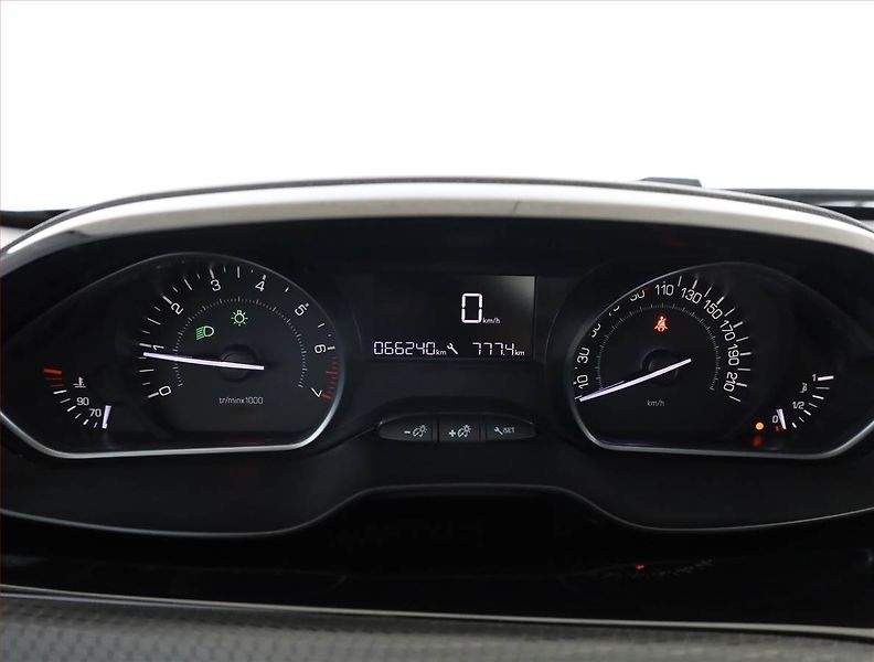 Peugeot 2008 (2019) 1.2 PureTech, ČR,1.maj - fotka 9 z 16