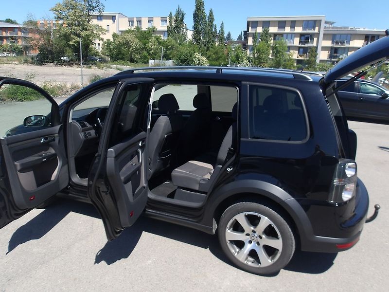 Volkswagen Touran 2,0TDi 125kW CROSSTOURAN Extré - fotka 27 z 37