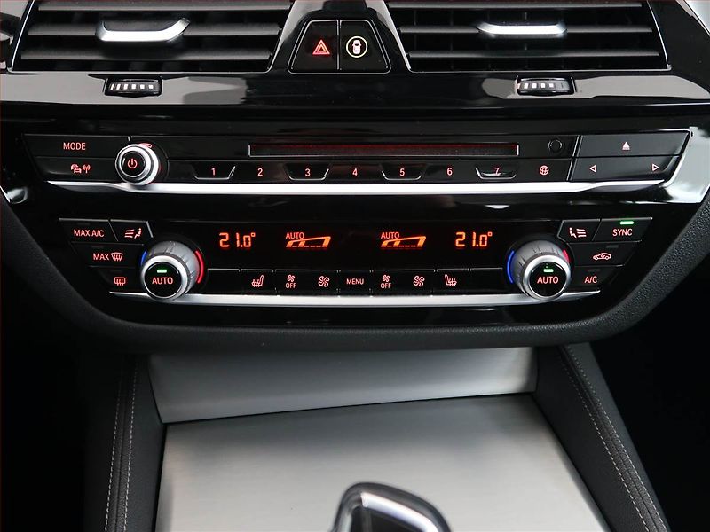 BMW Řada 5 (2017) Luxury Line 520d xDrive, 4X4 - fotka 19 z 24