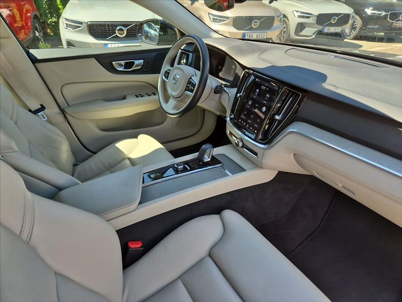 Volvo V60 2,0 B4 Plus Dark benzin - fotka 13 z 17