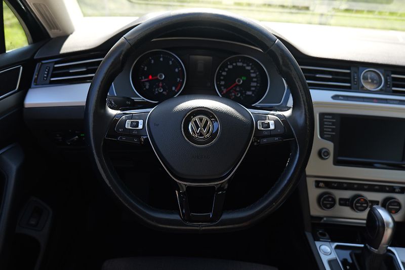 Volkswagen Passat 1.4 TSI 110 kW DSG Kamera Tažn - fotka 16 z 35