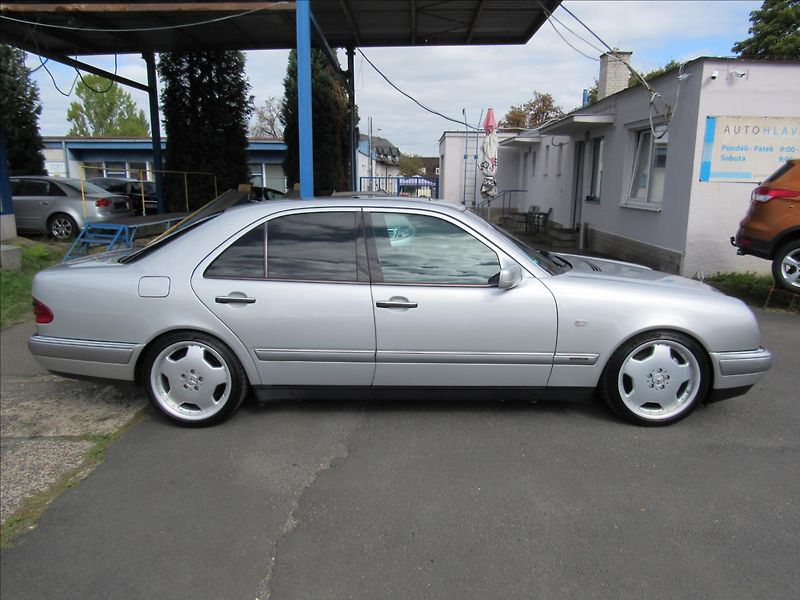 Mercedes-Benz Třídy E 3,2 E 320 Elegance Automat - fotka 8 z 24