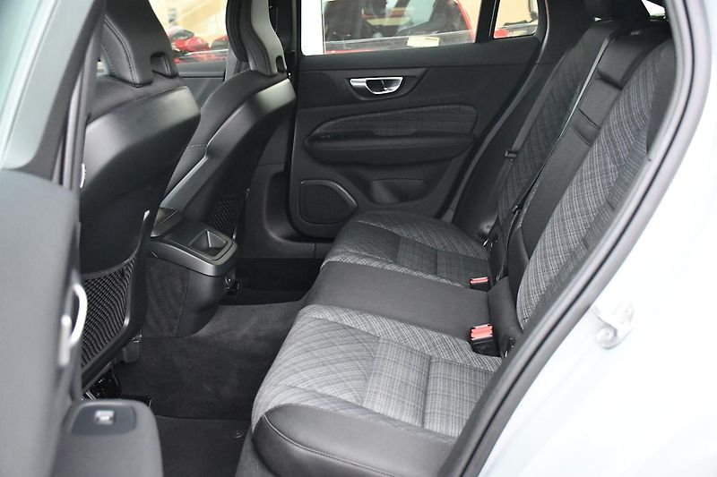 Volvo V60 2.0B4 LED NAV TAŽNÉ - fotka 21 z 49