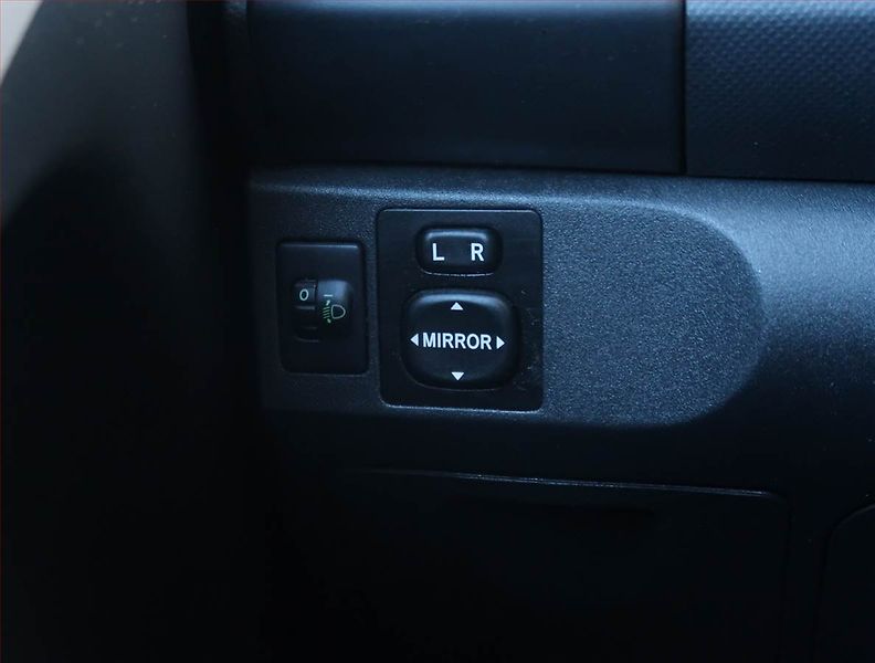 Toyota Yaris (2010) 1.0 VVT-i, ČR,1.maj - fotka 15 z 17
