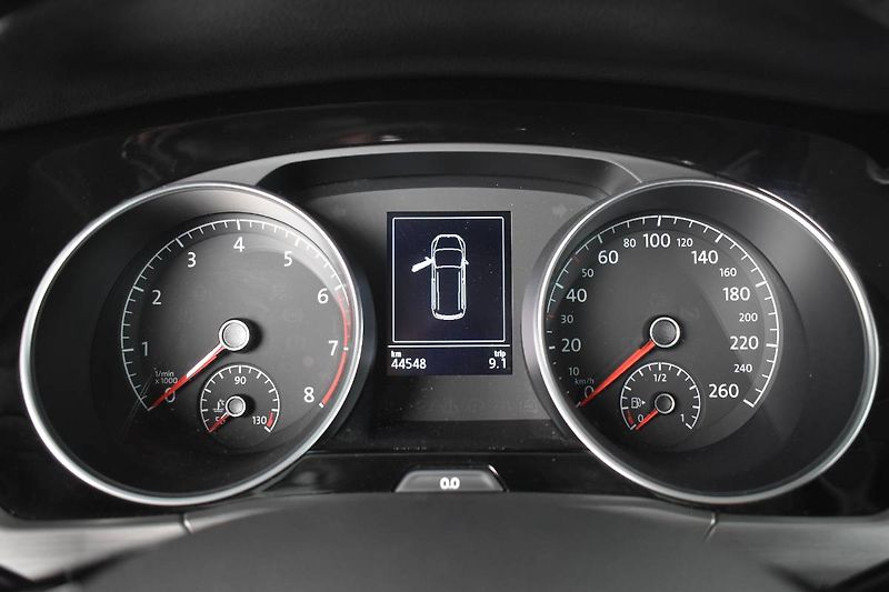 Volkswagen Touran (2022) 1.5TSI 110kW DSG, LED - fotka 16 z 23