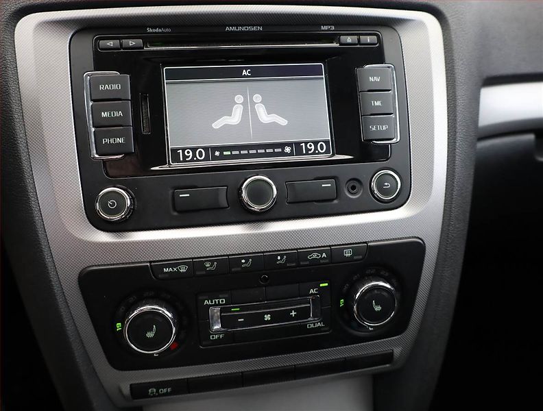 Škoda Octavia (2011) Ambiente 1.6 TDI, Automat - fotka 9 z 14