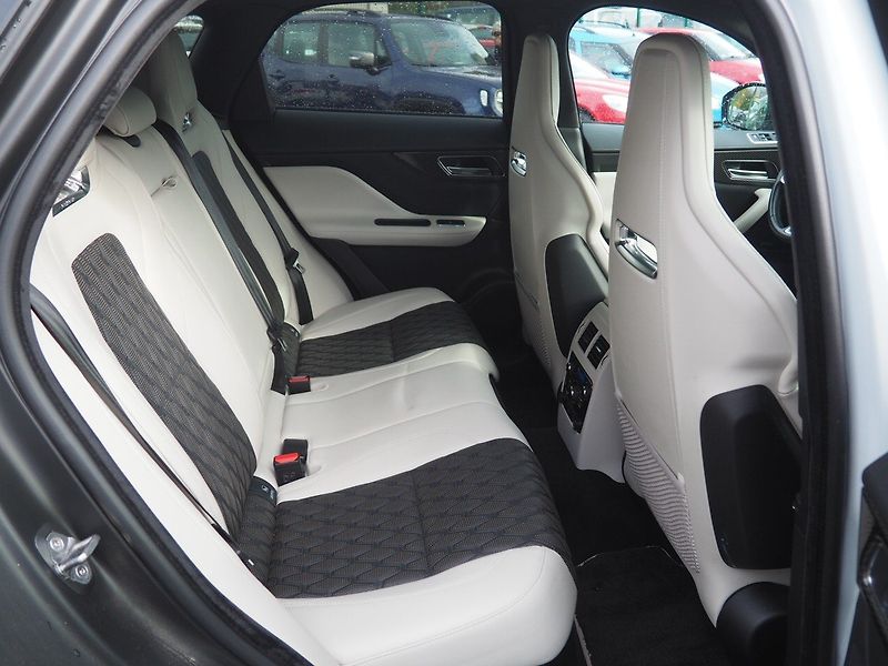 Jaguar F-Pace (2019) 5.0 SVR 550HP, Plný servis - fotka 17 z 43
