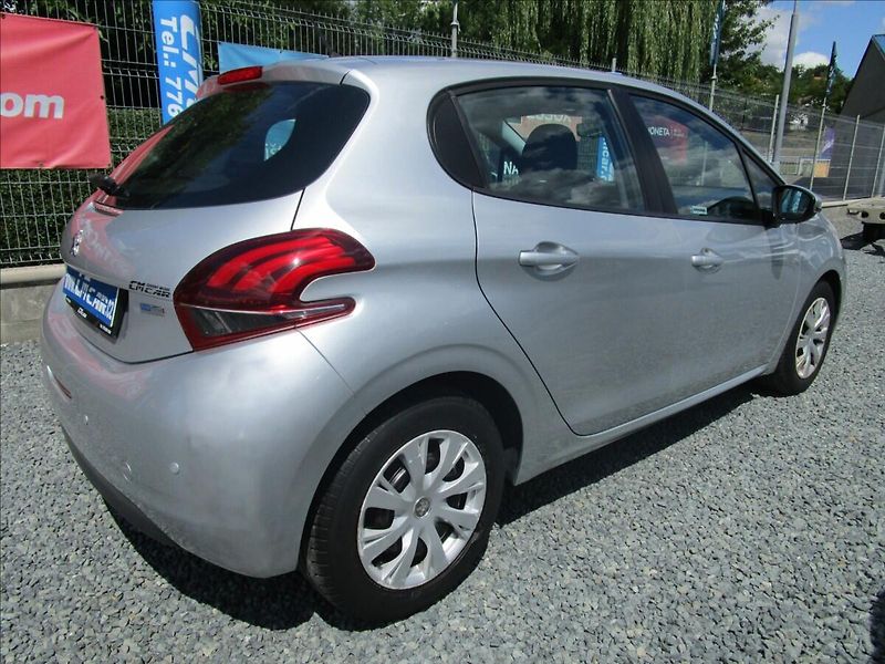 Peugeot 208 1.2i Klima, Navi - fotka 4 z 38