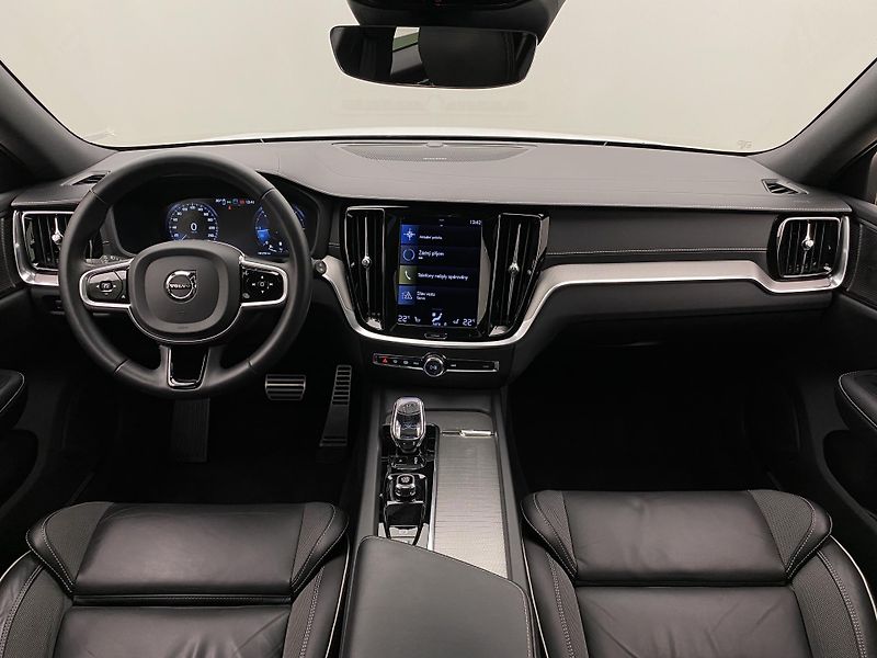 Volvo V60 B4 DARK PLUS AUT  - fotka 2 z 45