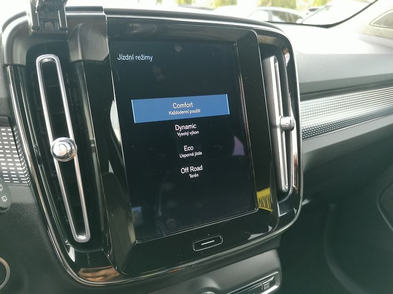 Volvo XC40 (2022) 1.5 T3 R-DESIGN Aut. - fotka 17 z 35