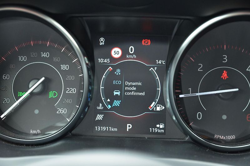 Jaguar E-Pace (2018) 2.0 D 132kW S AWD AT 1.MAJITEL - fotka 28 z 43