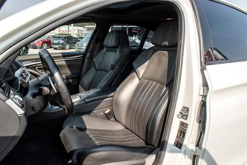 BMW M5 (2012) M5 4.4 V8 Twin-Turbo - fotka 12 z 14