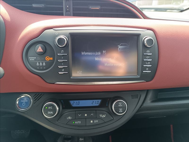 Toyota Yaris 1,5 WT-i AT 54KW HYBRID - fotka 13 z 21