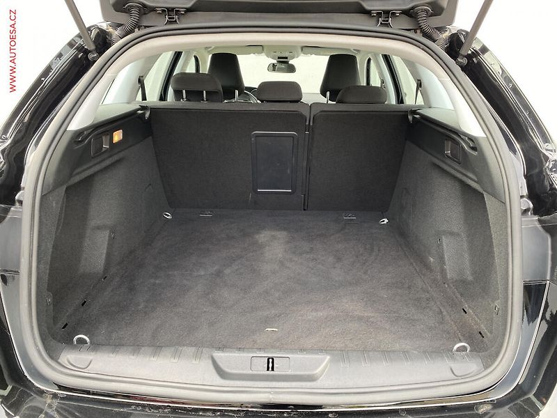 Peugeot 308 (2019) 1.2PT, Allure, navi - fotka 7 z 15