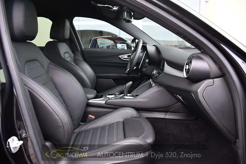 Alfa Romeo Giulia 2.0T 16V 206kW VELOCE AT8 Q4 - fotka 16 z 53