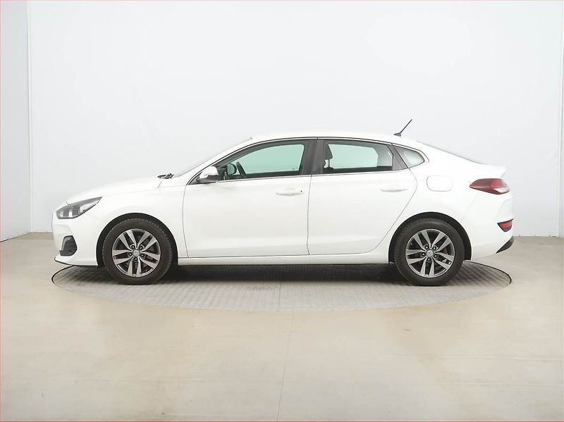 Hyundai i30 (2018) 1.0 T-GDI, Tempomat - fotka 3 z 17