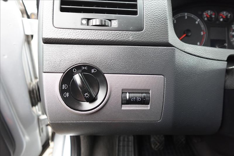 Volkswagen Multivan 2,5 TDi  7 MÍST AUTO KLIMA - fotka 20 z 30