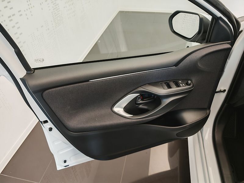 Toyota Yaris 1.5 Hybrid Comfort - fotka 17 z 28