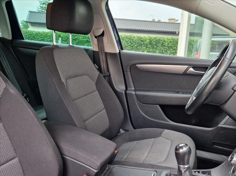 Volkswagen Passat 2,0 TDi 103kW KAMERA NAVI +ZIM - fotka 16 z 34
