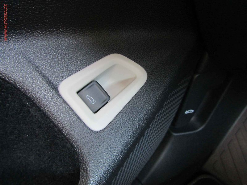 Volkswagen Golf (2022) 1.6TDi, LED, DSG - fotka 15 z 21