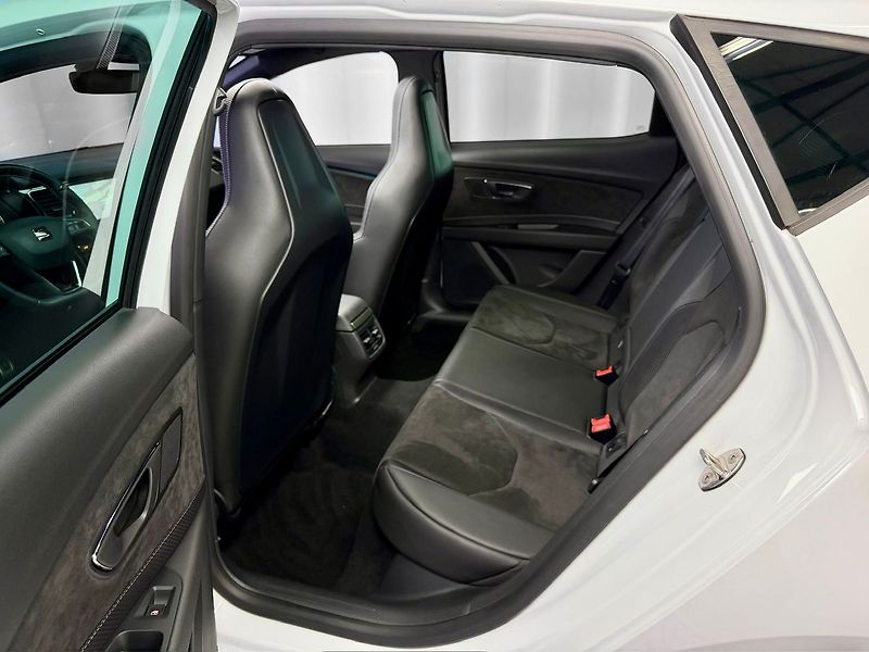 Seat Leon Cupra 300 2.0 TSI, 221 kW / 30 - fotka 12 z 25
