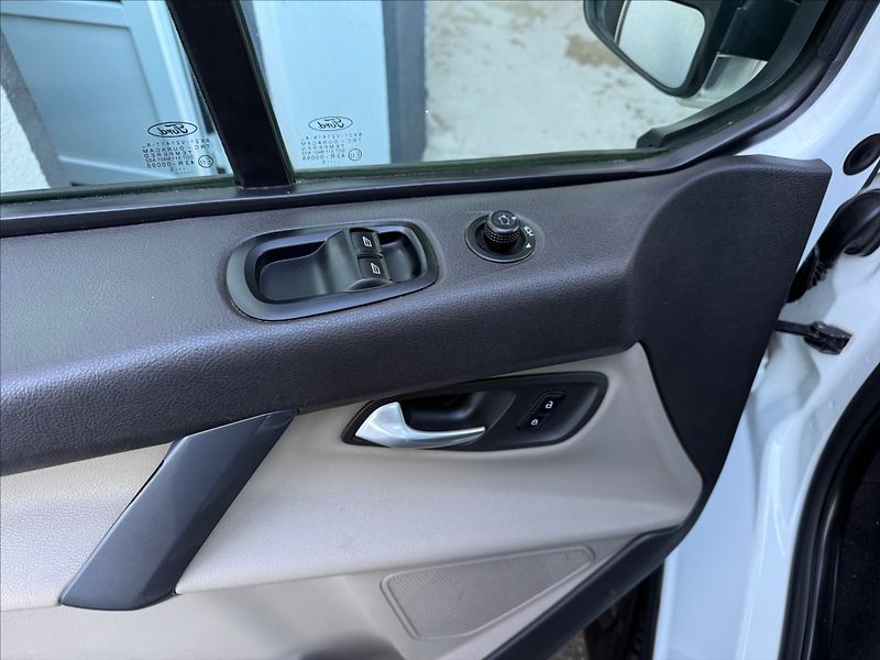 Ford Tourneo Custom 2,2 L2,Titanium, 92kW - fotka 17 z 26