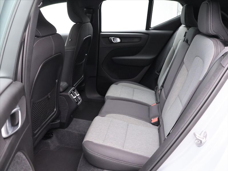 Volvo XC40 2.0 B3 120kW Core DCT CZ DPH - fotka 15 z 35