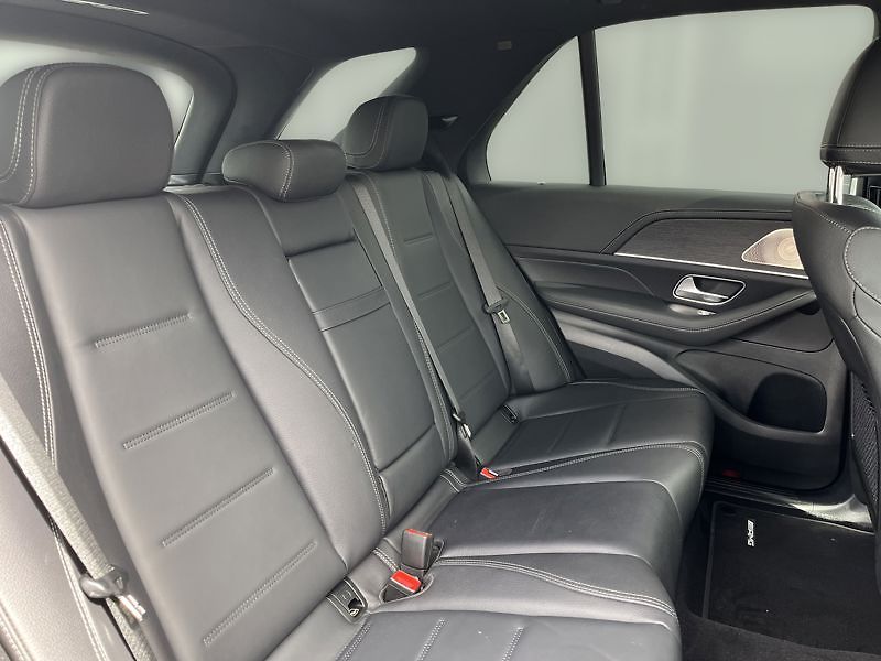 Mercedes-Benz GLE 300 d 4MATIC AMG Line Night - fotka 18 z 18