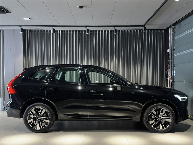 Volvo XC60 (2026) 2,0 B5  Plus Dark - fotka 3 z 31