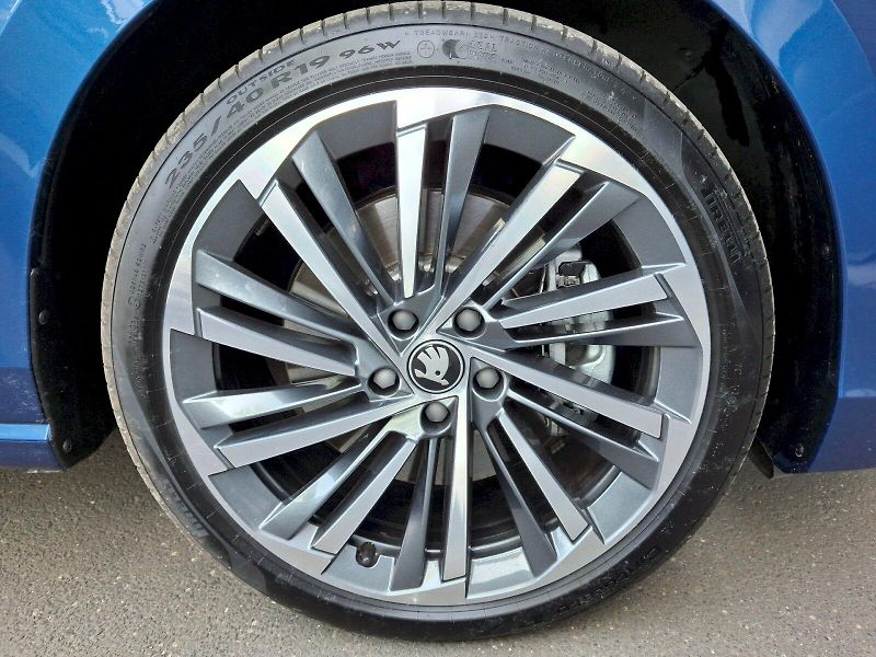 Škoda Superb (2025) Combi iV L&K DSG 1,5TSi 150kW - fotka 34 z 35