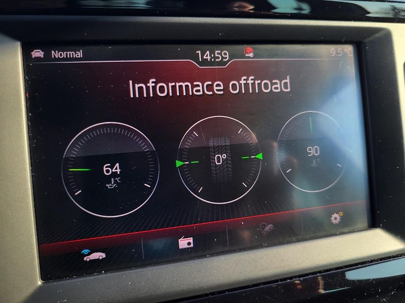 Škoda Karoq 2.0 TDi DSG 4x4 SPORTLINE - fotka 19 z 47