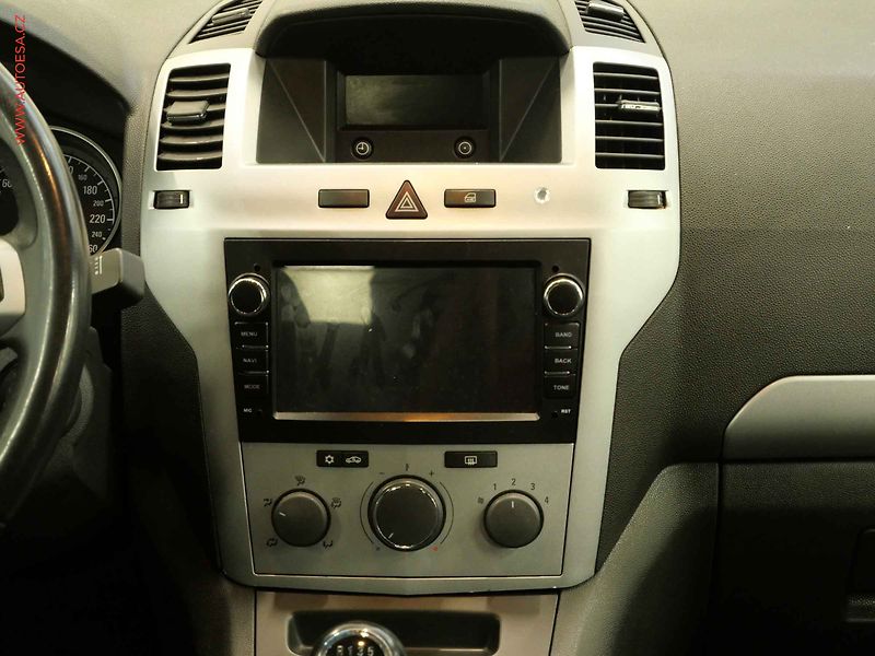 Opel Zafira (2012) 1.6i 7 míst, AC, park.asist - fotka 9 z 21