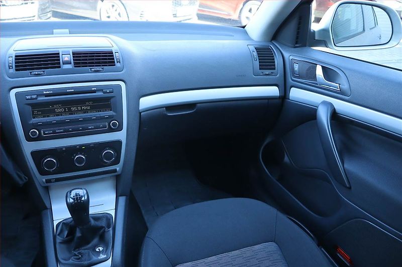Škoda Octavia (2009) 1.9 TDI, Serv.kniha, nová STK - fotka 8 z 19