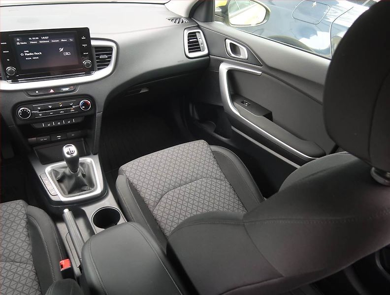 Kia Ceed (2022) Silver 1.5 T-GDI, Serv.kniha - fotka 8 z 17