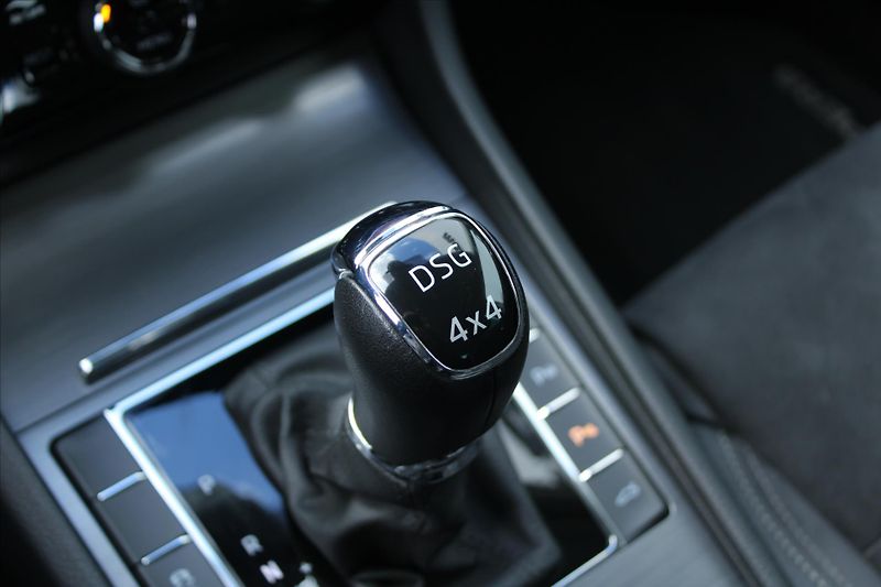 Škoda Superb 2.0 TDI SCOUT DSG ČR - fotka 24 z 31