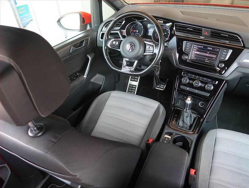 Volkswagen Touran (2017) R-Line 2.0 TDI, Automat - fotka 7 z 20