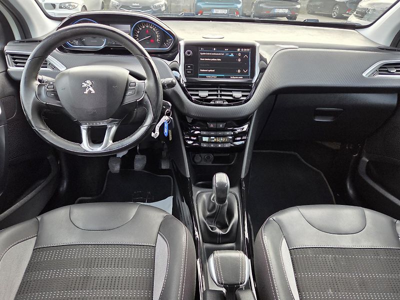 Peugeot 2008 (2017) 1.2 PT 110 ALLURE MAN5 - fotka 13 z 28