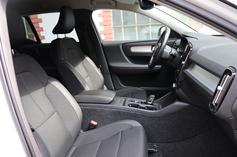 Volvo XC40 (2018) T4 AWD Momentum - fotka 10 z 23